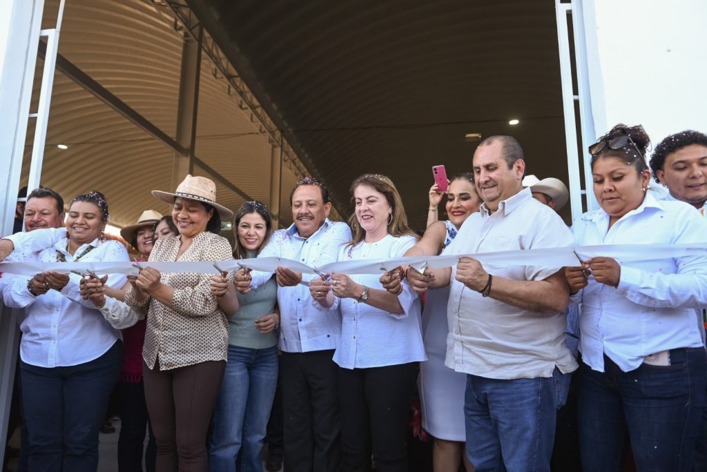 Asiste Margarita González Saravia a inauguración del mercado "San Pablo" de Axochiapan