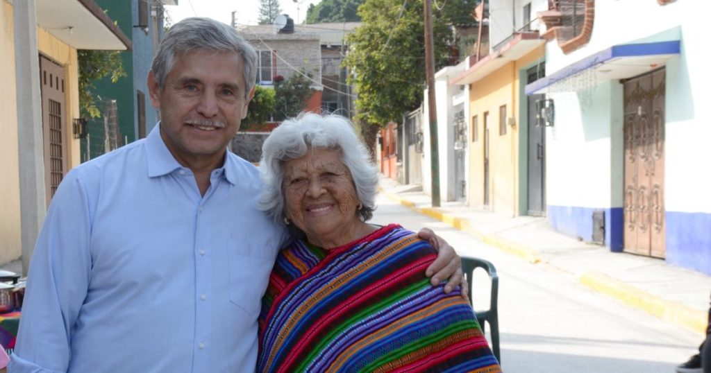 Festejan vecinos de Flores Magón con José Luis Urióstegui la reconstrucción de la calle Prol. Nuevo León