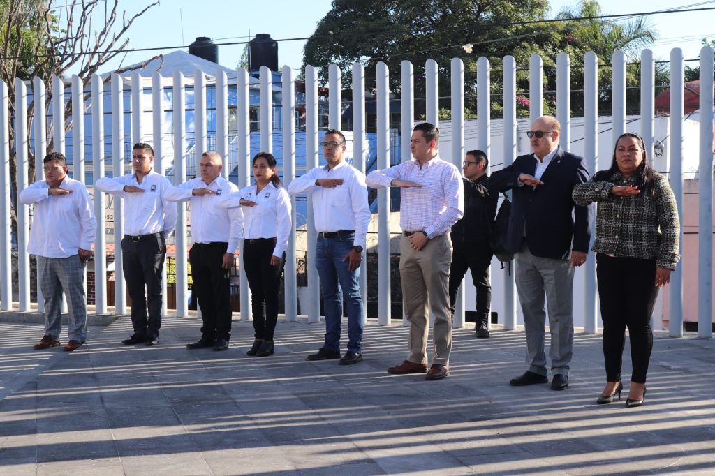 Rinden honores a la bandera diputados y personal del Congreso de Morelos