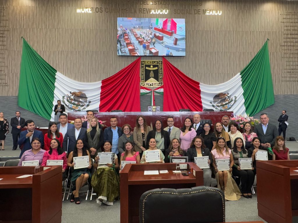 Entrega congreso Presea Xochiquetzalli 2024 a Ixlol Preciado Bahena