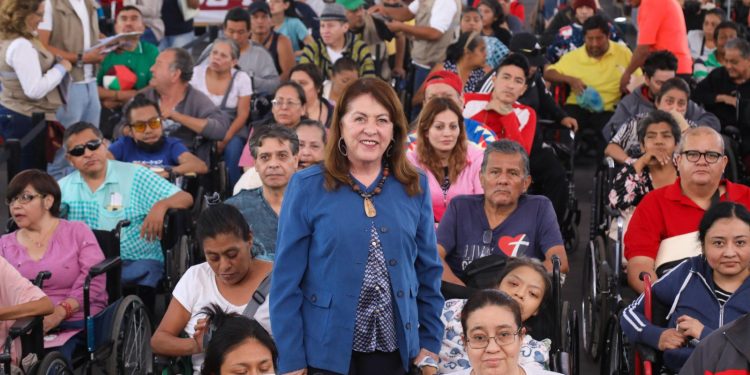 Entrega Margarita González y Gobierno de México tarjetas del programa de apoyo para personas con discapacidad