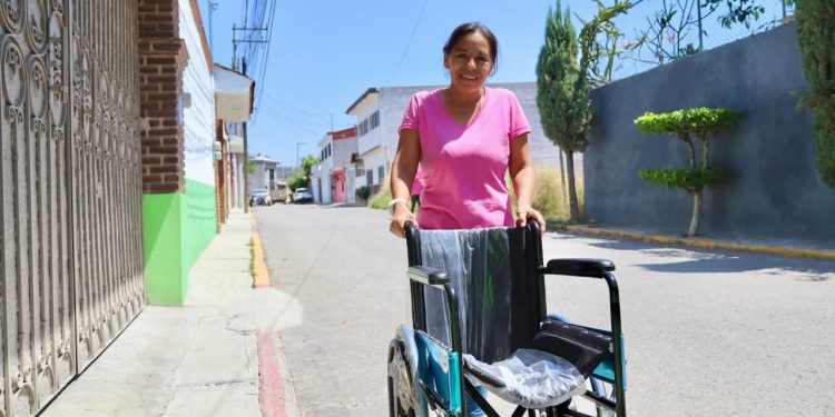 Entrega el Dip. Rafael Reyes sillas de ruedas y andaderas a población de Jiutepec
