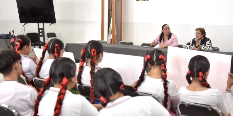 Estudiantes de preparatoria reciben apoyo de las diputadas Jazmín Solano y Ruth Rodríguez