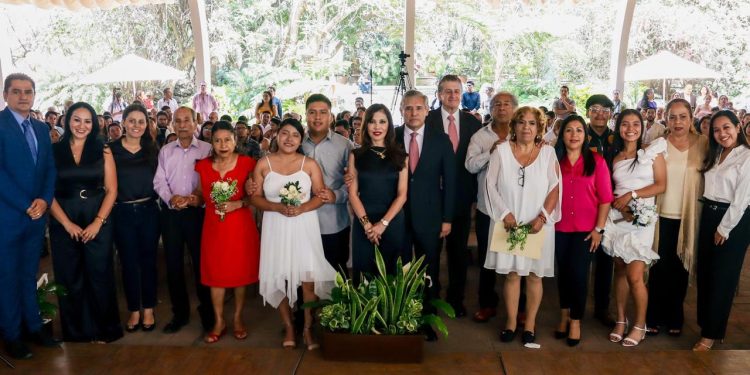 Dif Cuernavaca une corazones y brinda certeza jurídica a 135 parejas en la campaña bodas comunitarias “Sí acepto”