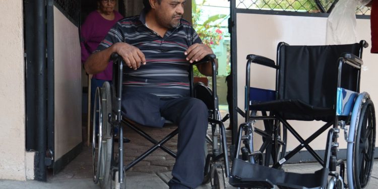 Entrega el Dip. Rafael reyes apoyos de aparatos funcionales a población de Jiutepec