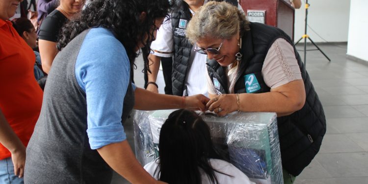 Entrega la Dip. Ruth Cleotilde Rodríguez equipos de cómputo a planteles educativos de siete municipios en el marco de su programa “Diputada en tu calle”