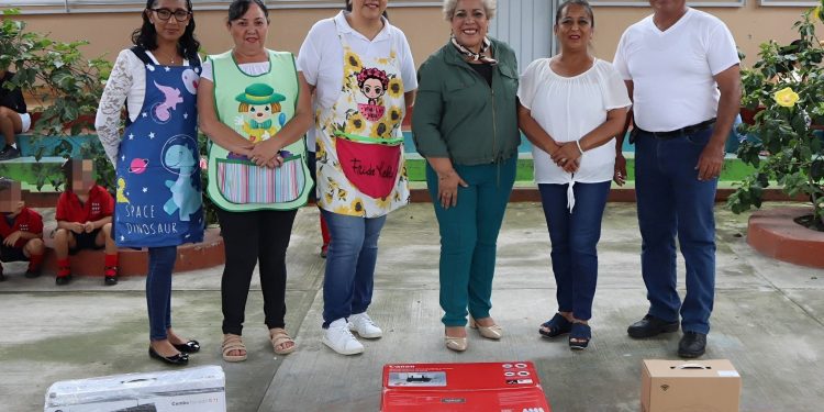 Diputada Ruth Cleotilde Rodríguez fortalece la educación en Cuautla con entrega de equipo tecnológico