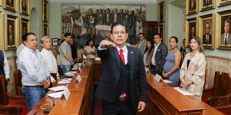 Cabildo de Cuernavaca nombra a Dammhyrel González como Juez Cívico Municipal
