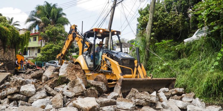 Avanza rehabilitación en Av. Cuernavaca luego de daños por precipitaciones