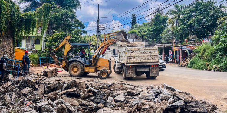 Atienden afectaciones viales en Cuernavaca tras lluvias; continúa cierre en Tres Cruces