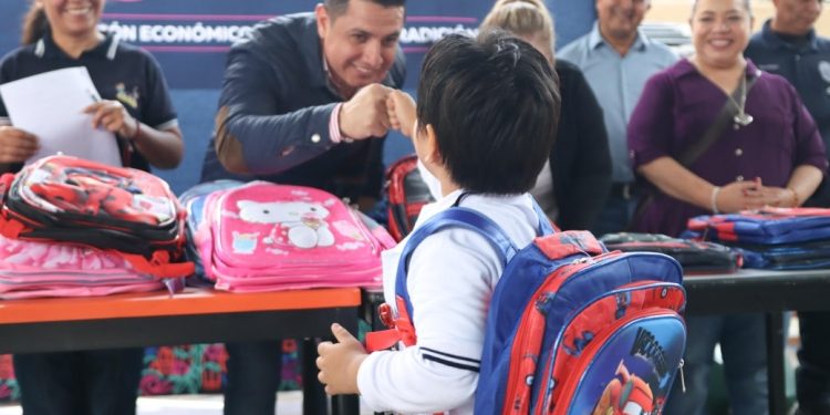 Eder Rodríguez Casillas respalda a estudiantes en su regreso a clases