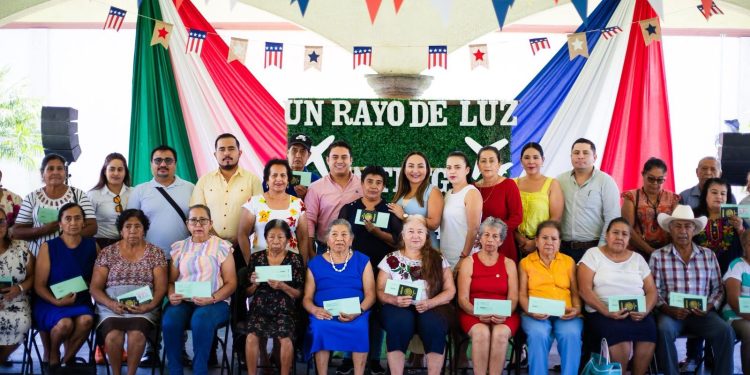 Adultos mayores de Axochiapan reciben visas humanitarias gracias al programa “Una Luz en tu Corazón”