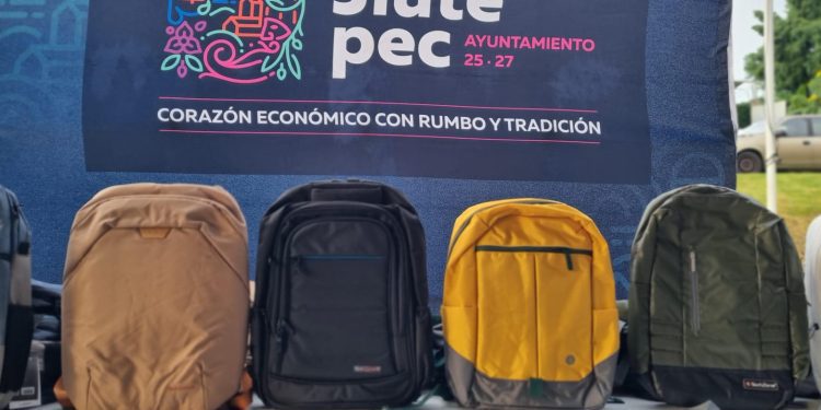 Jiutepec entrega más de 29 mil mochilas a estudiantes de nivel básico