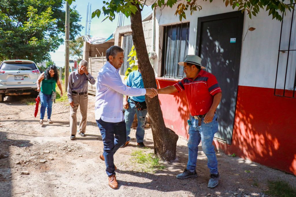 José Luis Urióstegui visita colonia Bosques de la Florida