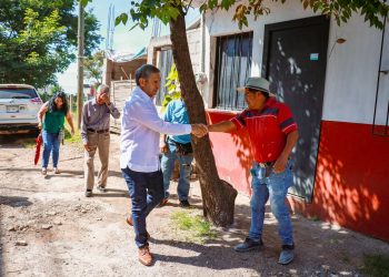 José Luis Urióstegui visita colonia Bosques de la Florida