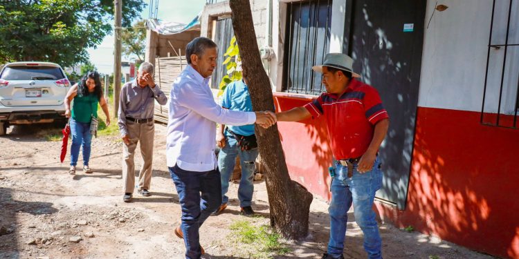José Luis Urióstegui visita colonia Bosques de la Florida