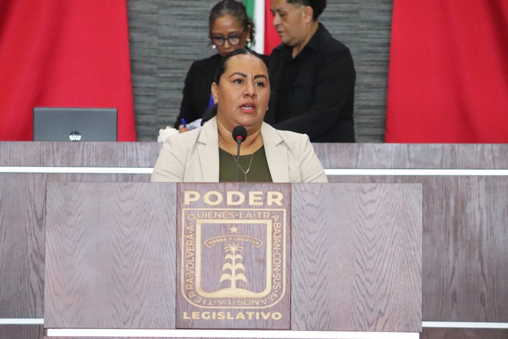 Diputada Jazmín Solano López en tribuna del Congreso de Morelos proponiendo reforma al Código Familiar.