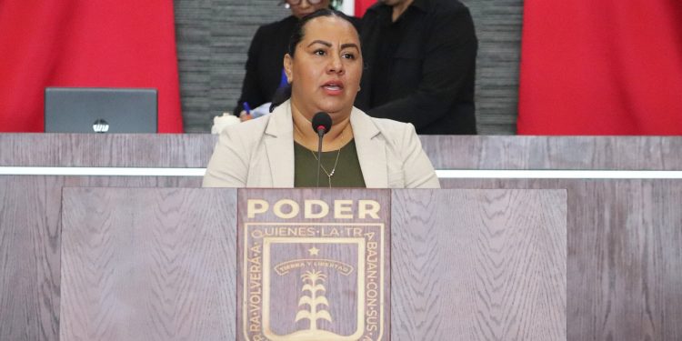 Diputada Jazmín Solano López en tribuna del Congreso de Morelos proponiendo reforma al Código Familiar.