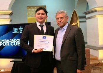 Alcalde José Luis Urióstegui Salgado toma protesta a integrantes del programa Jóvenes Embajadores de Cuernavaca.