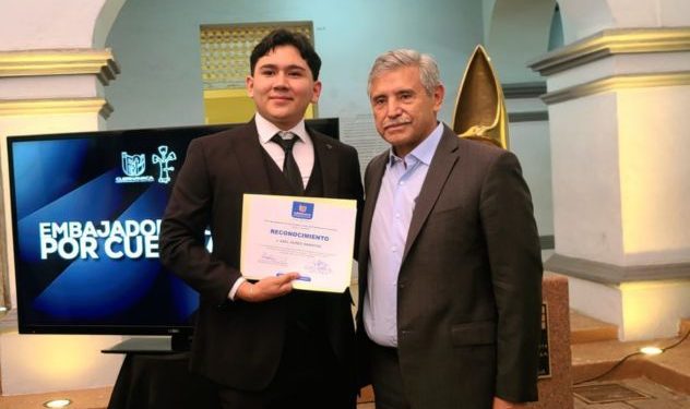 Alcalde José Luis Urióstegui Salgado toma protesta a integrantes del programa Jóvenes Embajadores de Cuernavaca.