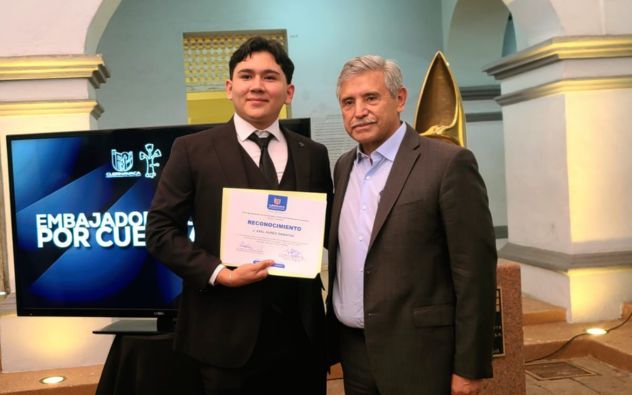 Alcalde José Luis Urióstegui Salgado toma protesta a integrantes del programa Jóvenes Embajadores de Cuernavaca.