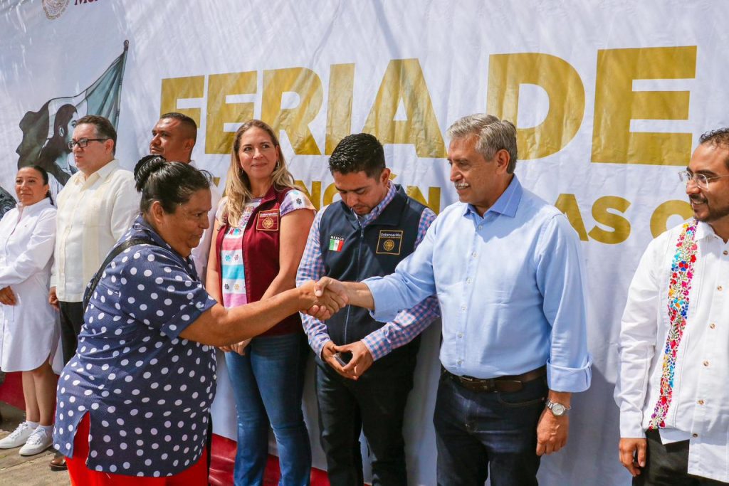 Alcalde José Luis Urióstegui Salgado dialoga con vecinos en la Feria de Paz de la colonia Patios de la Estación.