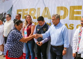 Alcalde José Luis Urióstegui Salgado dialoga con vecinos en la Feria de Paz de la colonia Patios de la Estación.