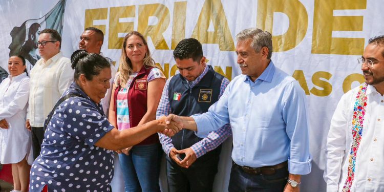 Alcalde José Luis Urióstegui Salgado dialoga con vecinos en la Feria de Paz de la colonia Patios de la Estación.