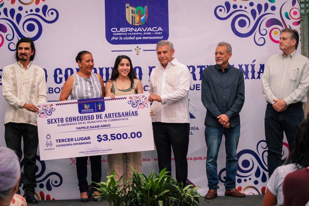 El alcalde José Luis Urióstegui Salgado premia a maestros artesanos en el Museo de la Ciudad de Cuernavaca.