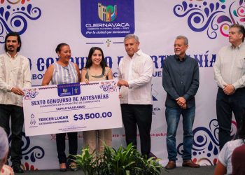 El alcalde José Luis Urióstegui Salgado premia a maestros artesanos en el Museo de la Ciudad de Cuernavaca.