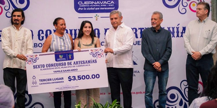 El alcalde José Luis Urióstegui Salgado premia a maestros artesanos en el Museo de la Ciudad de Cuernavaca.