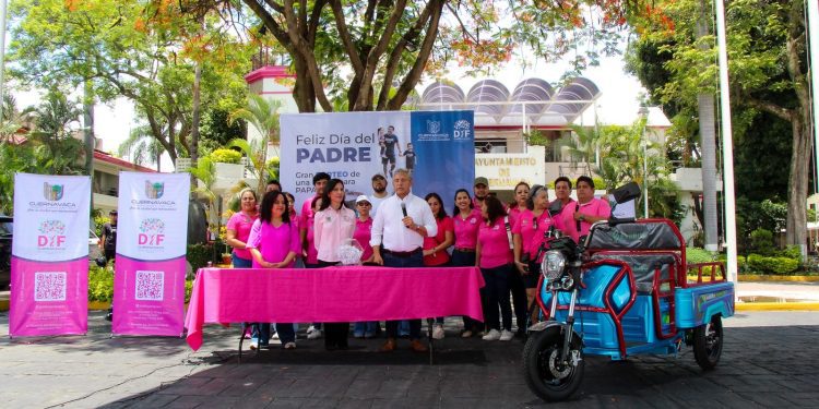 DIF Cuernavaca entrega motocarros a papás por Día del Padre