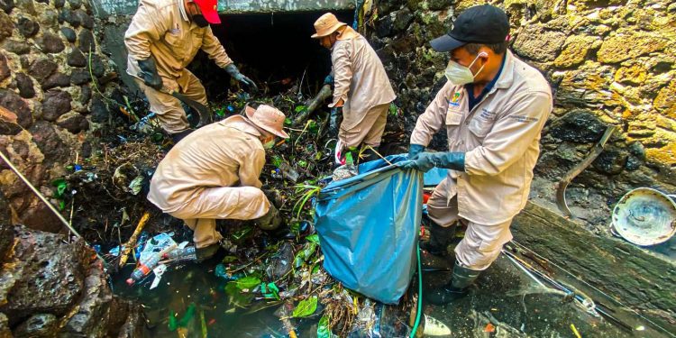Cuernavaca previene inundaciones con desazolve en barranca