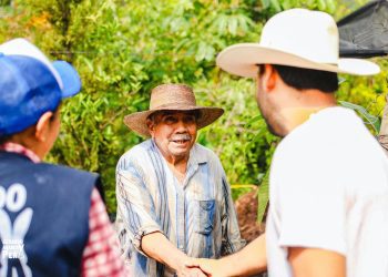 Gerardo Abarca lleva apoyo alimentario a Acapantzingo