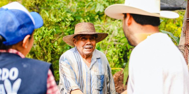 Gerardo Abarca lleva apoyo alimentario a Acapantzingo
