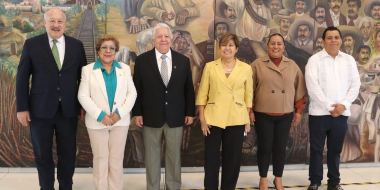 Congreso Morelos entrega medallas a ciudadanos destacados