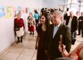 El alcalde José Luis Urióstegui junto a adultos mayores inaugurando la exposición de pintura colectiva en el Museo de la Ciudad de Cuernavaca.
