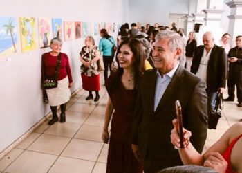 El alcalde José Luis Urióstegui junto a adultos mayores inaugurando la exposición de pintura colectiva en el Museo de la Ciudad de Cuernavaca.