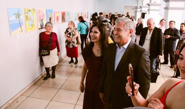 El alcalde José Luis Urióstegui junto a adultos mayores inaugurando la exposición de pintura colectiva en el Museo de la Ciudad de Cuernavaca.