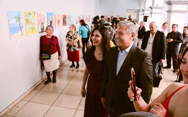 El alcalde José Luis Urióstegui junto a adultos mayores inaugurando la exposición de pintura colectiva en el Museo de la Ciudad de Cuernavaca.