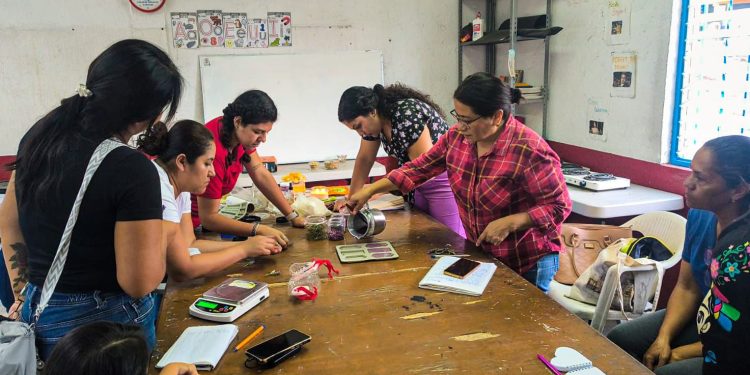 Emprendimiento comunitario crece con taller de velas