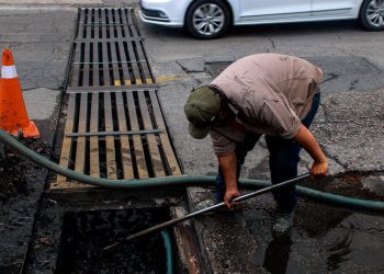 Atienden rejilla afectada por lluvias en avenida Atlacomulco