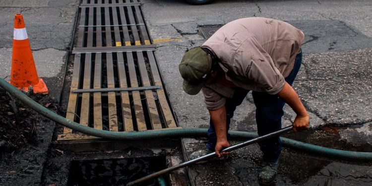 Atienden rejilla afectada por lluvias en avenida Atlacomulco