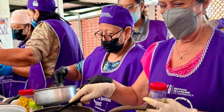 Mujeres de Cuernavaca aprenden elaboración de carne al pastor