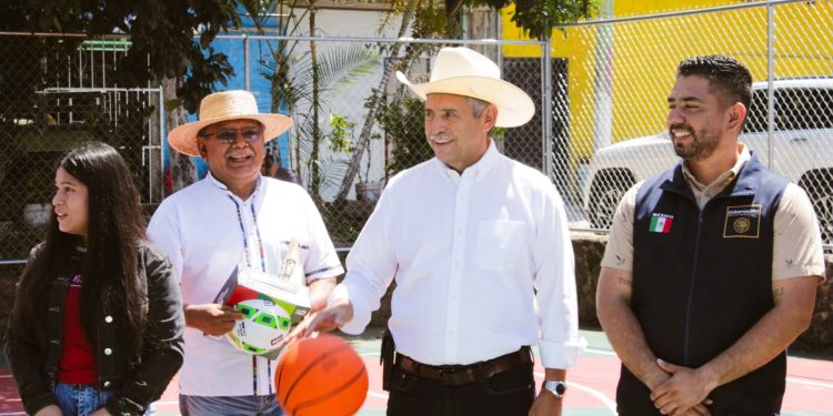 Cuernavaca rehabilita cancha deportiva en Ahuehuetitla