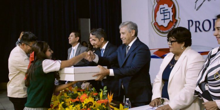 José Luis Urióstegui reconoce a estudiantes de Cuernavaca