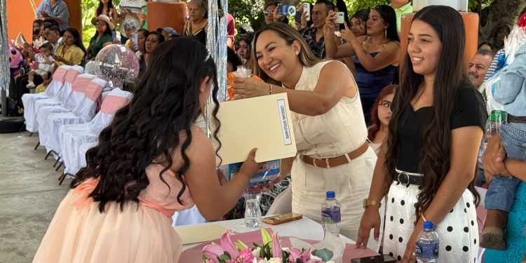 Luz Dary Quevedo amadrina graduaciones en Morelos