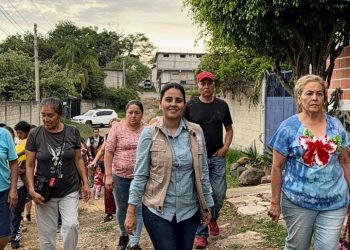 Paula Trade recorre Cerritos de Cuernavaca y atiende vecinos