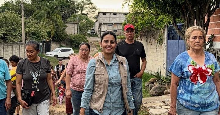 Paula Trade recorre Cerritos de Cuernavaca y atiende vecinos