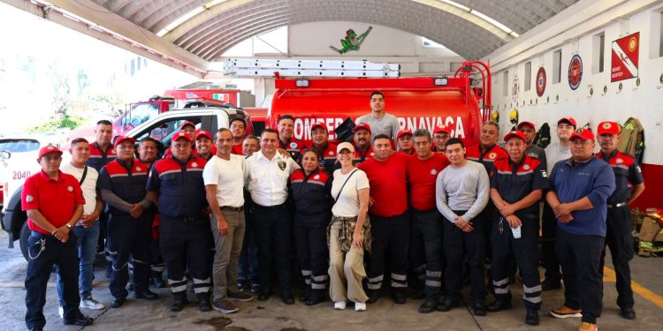 Bomberos de Cuernavaca se capacitan para proteger abejas